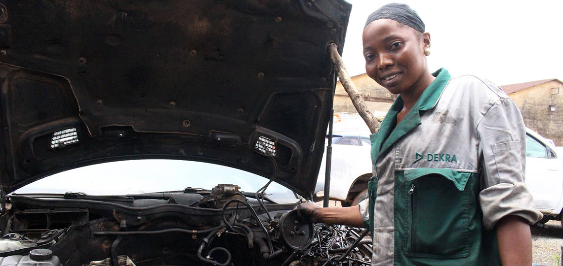 Teninké, female mechanic
