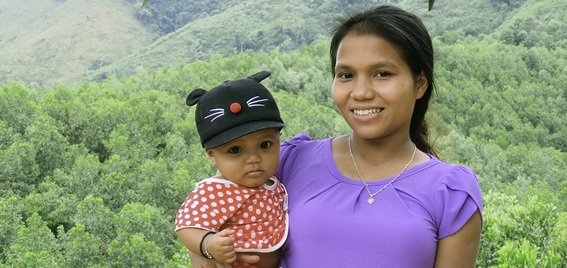 Khuyen and her child