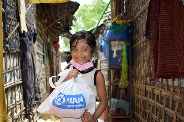 Adolescent refugee children in Cox’s Bazar are receiving hygiene kits, so they can wash their hands and stay safe.