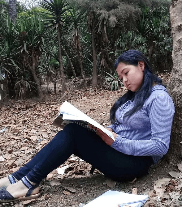 Sponsored Girl In Guatemala Amelia Reading