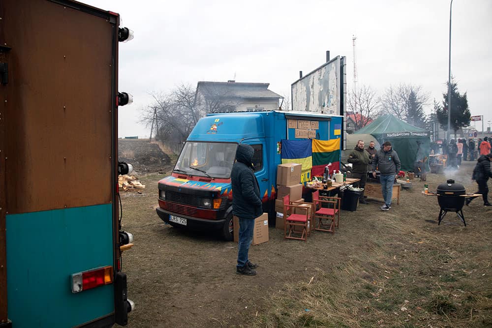 This Polish community is providing free hot food to Ukrainians arriving at refugee centers. 