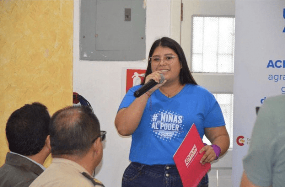 Wenddy presenting her manifesto at the provincial government of Manabi in Ecuador. 