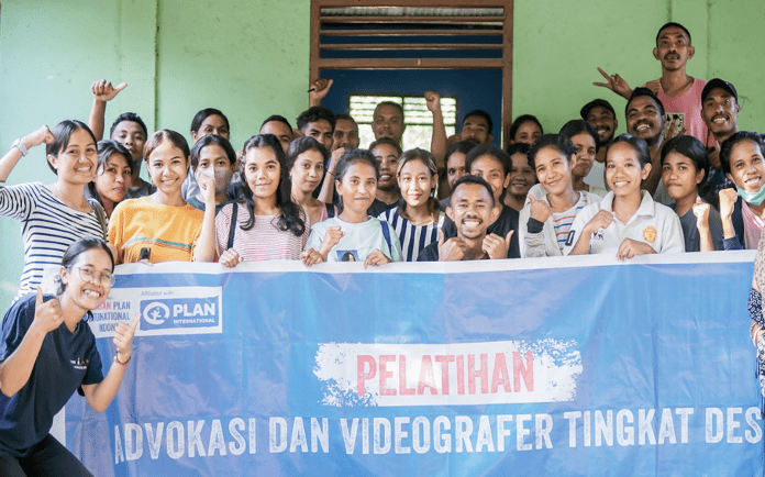 Yoris poses with young people who participated in an advocacy training.