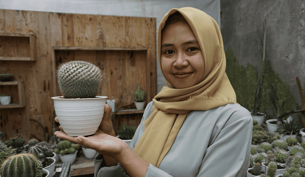 Era, 23, started a business selling ornamental plants in Indonesia, with support from the We Are the Girls campaign for the GIRL 2.0 project. Now, she encourages other young people to follow in her footsteps with this advice: “Don’t be afraid to start a business. By becoming an entrepreneur, we can improve our family’s well-being, and ourselves as well.”  