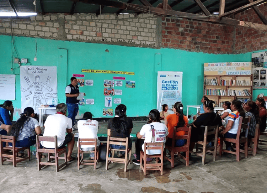 A community health worker leads a disaster preparedness and disease prevention session in Loreto, promoting community health resilience in Peru.